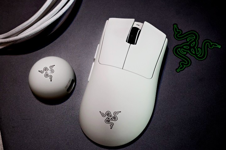 Razer DeathAdder V4 Pro 的產品組合中，除了滑鼠本體之外，還有全新的半圓形無線接收器，以及 USB Type-A 轉 USB Type-C 線。