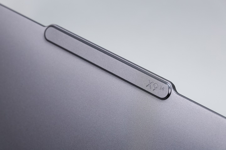 Lenovo旗下 ThinkPad 及 Yoga 系列會採用的 Communication bar 的凸起設計，可以看「X9 14」，即產品型號及尺寸。