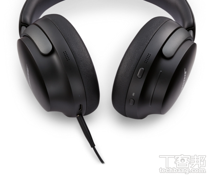 實體按鍵＋觸控操作耳機保留實體按鍵結合觸控面板的操控設計，右邊耳罩外緣配有播放 / 暫停鍵和藍牙連線 / 電源開關鍵，搭配滑動右耳罩外部觸控軌道調整音量。