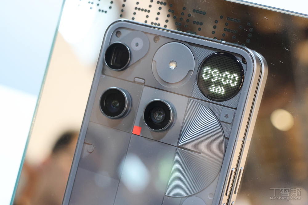 Nothing 推出 Phone (3) 與 Headphone (1)，獨特外型、搭配點陣小螢幕、售價 29,990 元