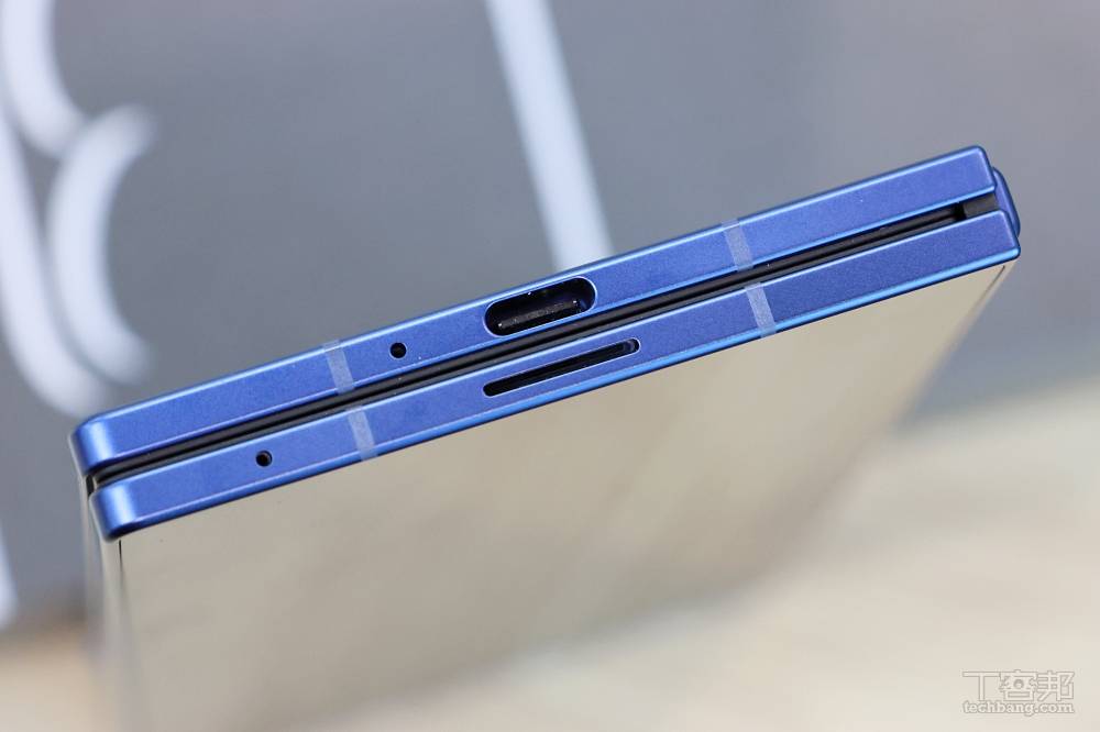 底部有 USB-C 連接埠、麥克風和喇叭，可以看到機身厚度幾乎和 USB-C 差不多薄。