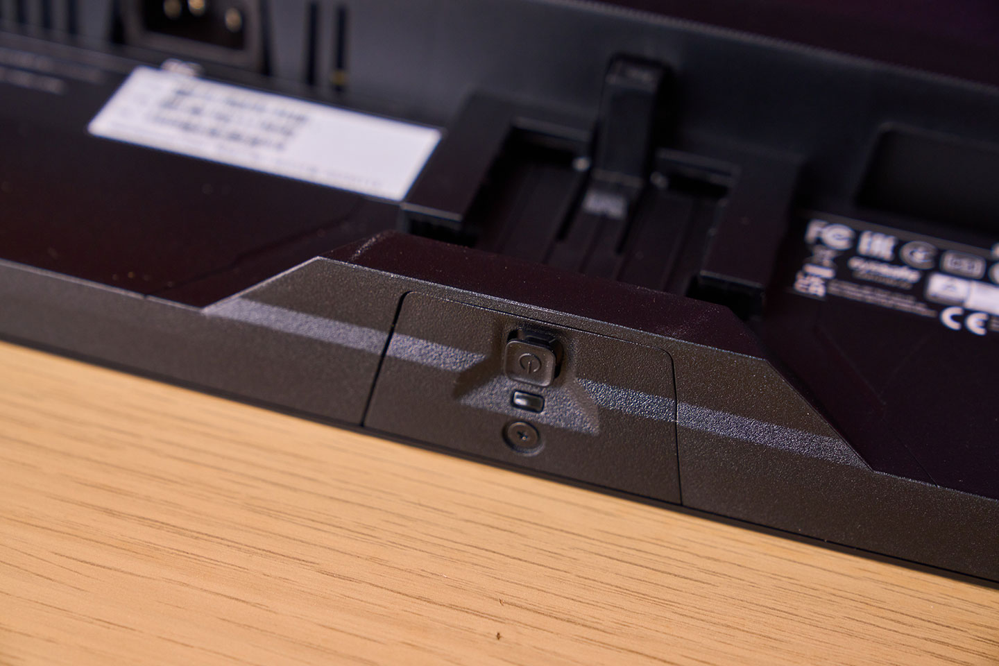 GS25F2 的機身底側中央可以看到兼具電源開關的 OSD 操控鍵。