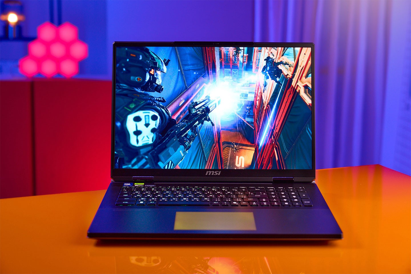 MSI Titan 18 HX AI 配備 18 吋、UHD+ 解析度、16：10 比例的 mini LED 電競顯示器，與去年相同的頂規配置依舊令人印象深刻。這款面板支援 120Hz 更新率、K-Zone 分區控光技術，擁有高達 1000 nits 的峰值亮度與 100% DCI-P3 廣色域，並符合 DisplayHDR 1000 認證，能夠呈現出極佳的對比度與細節層次，無論是遊戲、影像或創作需求都能精準對應。