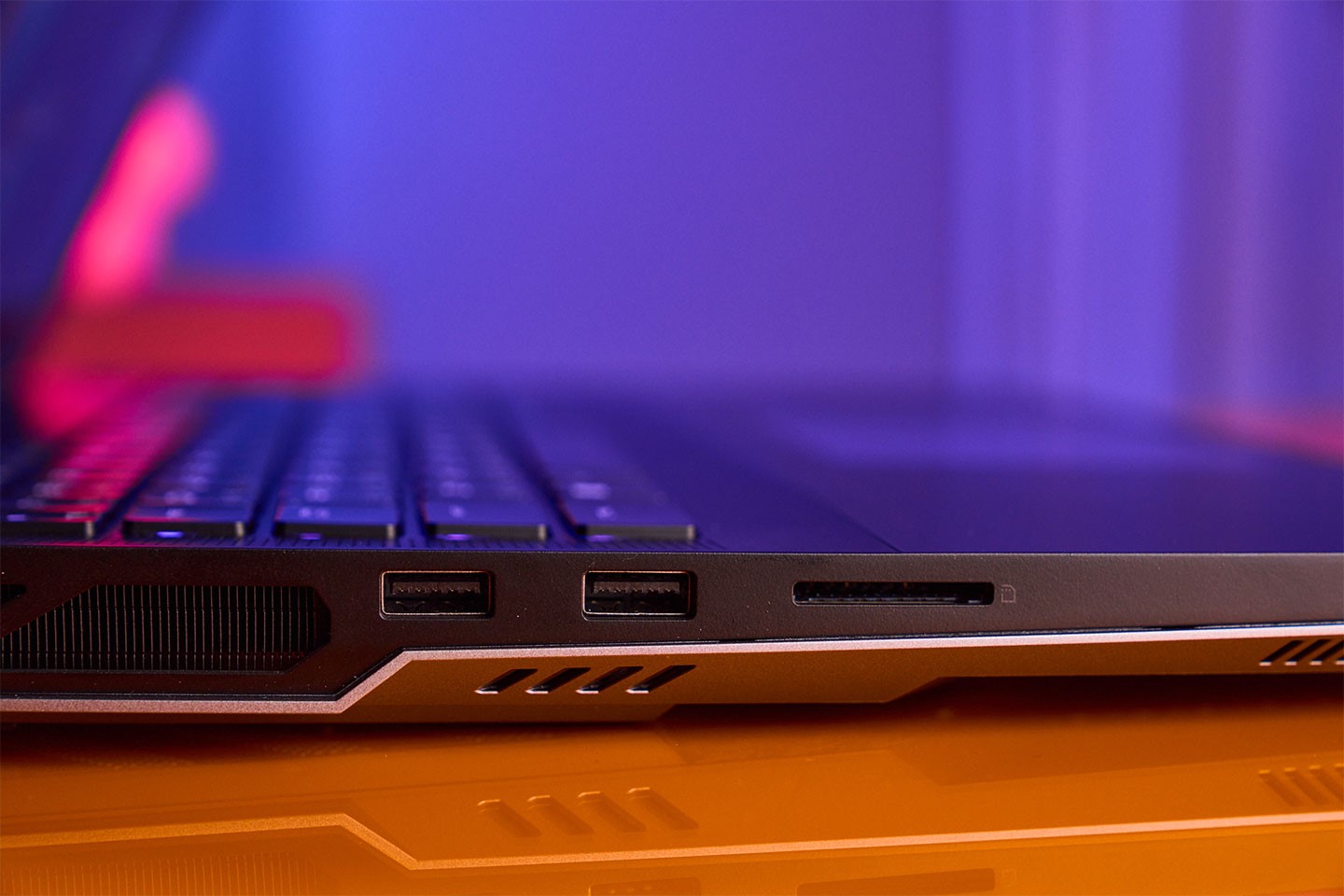 機身左側配置兩組 USB 3.2 Gen2 Type-A 埠及一組 SD Express 讀卡槽。