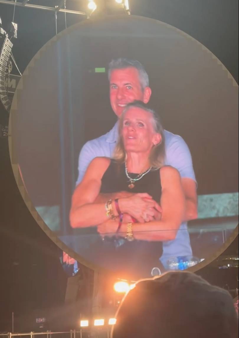 Kiss Cam 照出不能說的秘密，AI公司前CEO 見笑轉生氣要告酷玩樂團求償數百萬美元