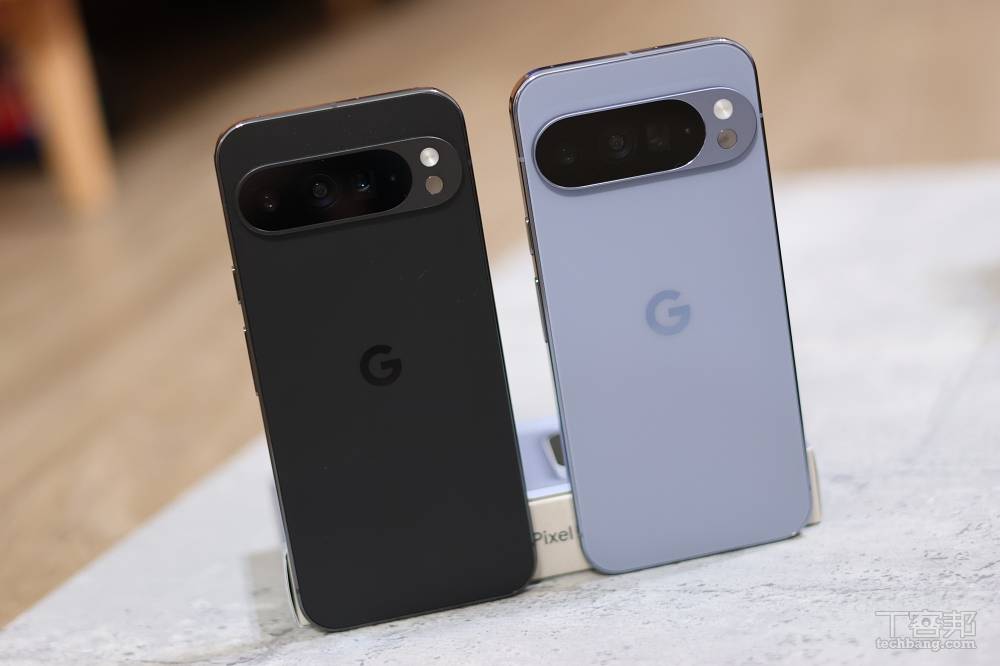 左（黑）為 Pixel 9 Pro XL，右為 Pixel 10 Pro XL。