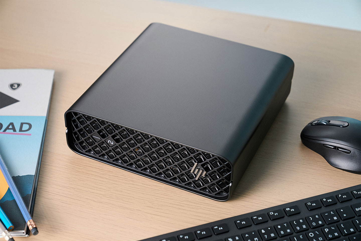 HP Z2 Mini G1i 的體積約 3 公升左右，全色彩的外觀看起來非常內斂且專業，金屬機身更是質感出眾。