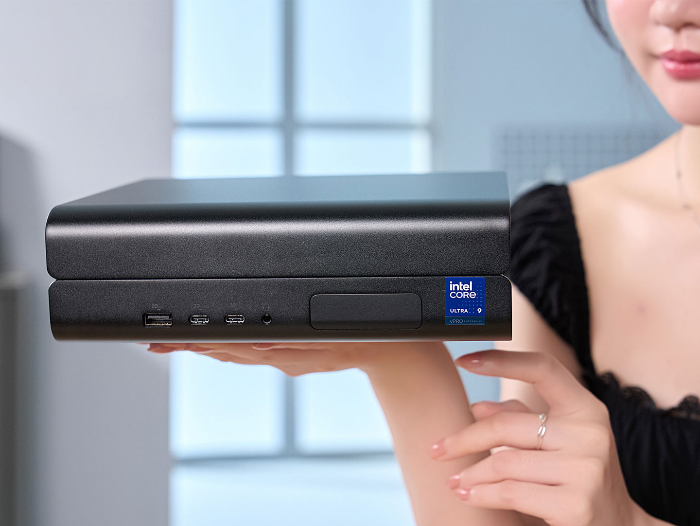 機身左側配置了 USB 3.2 Gen2 Type-A 埠、兩組 USB 3.2 Gen2 x2 Type-C 與一組耳機/麥克風接口，同時這裡也預留了 Flex IO 擴充功能，可安裝小尺寸的 PCIe 擴充卡。