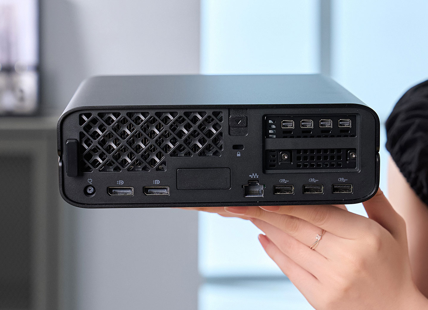 大部份的擴充埠都設置於機身後側，其中包括最左側的電源接口、兩組 DP 1.4a 視訊輸出、另一組 Flex IO 擴充槽、右上角有四組 Flex IO 的 PCIe 擴充接口，以及右下方的 RJ-45 網路埠與三組 10 Gbps 的 USB 3.2 Gen2 Type-A 埠。