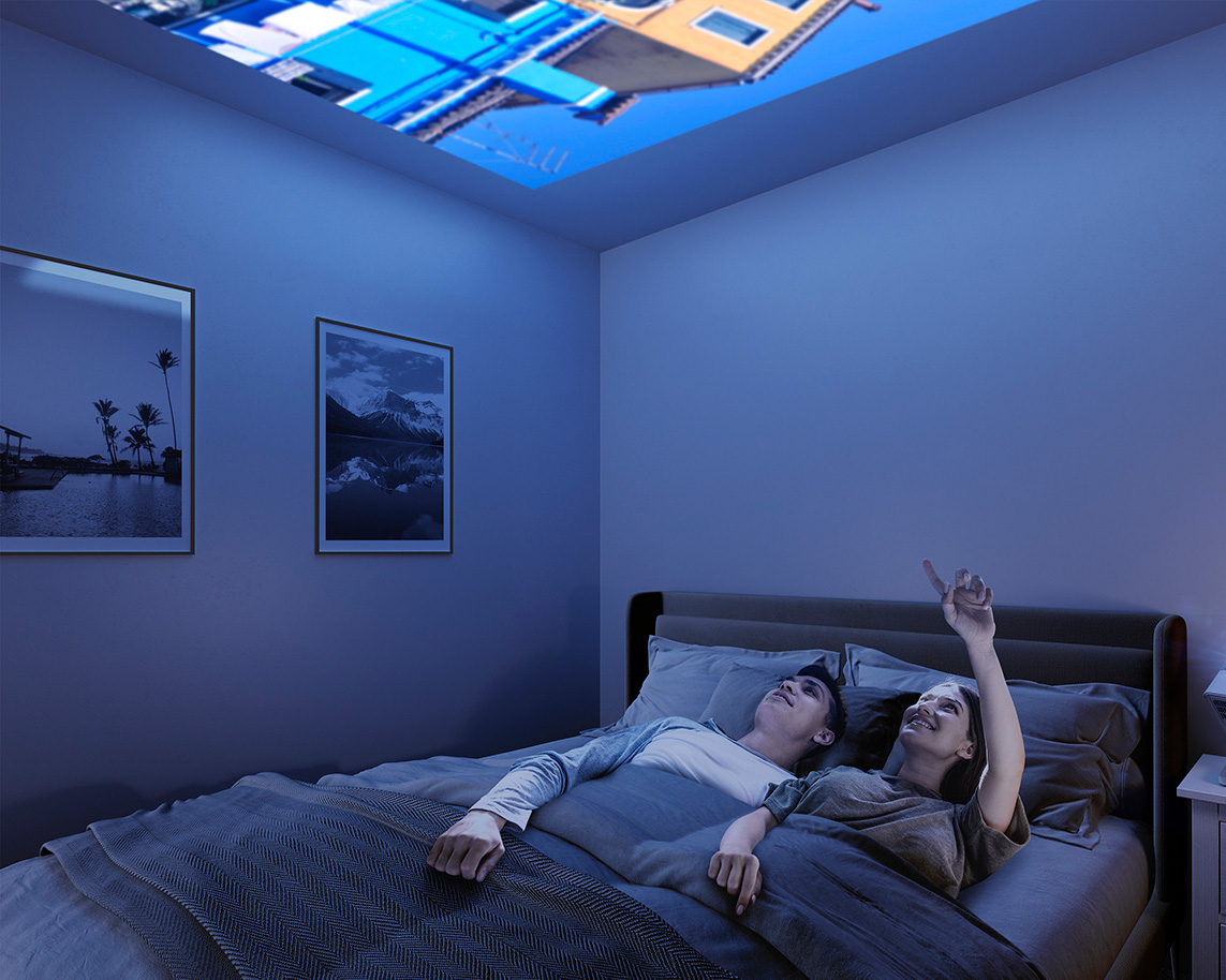 Epson 投影機可以依據需求調整投影的位置，躺在床上也能追劇！