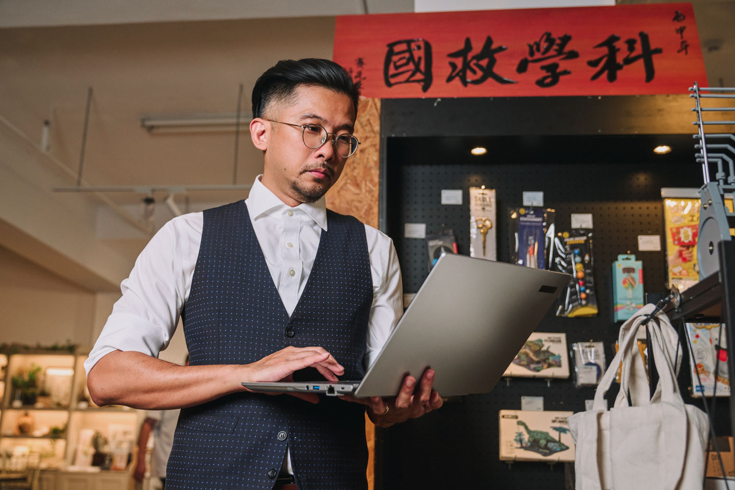 林厚進身兼多重角色，工作場域時常變換，筆電就是他隨身必備、不可或缺的工具。