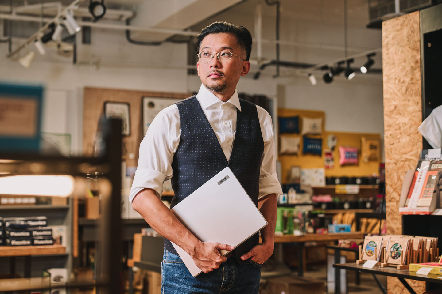 得益於 TravelMate P4 14 AI 輕巧纖薄的設計，林厚進出門幾乎不會感受到負擔，隨時都能展開高效率的工作節奏。