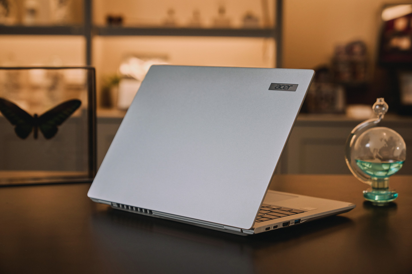 內建 Windows 11 專業版的 TravelMate P4 14 以持續安全更新、AI 整合與資安防護，滿足現代商務的核心需求。