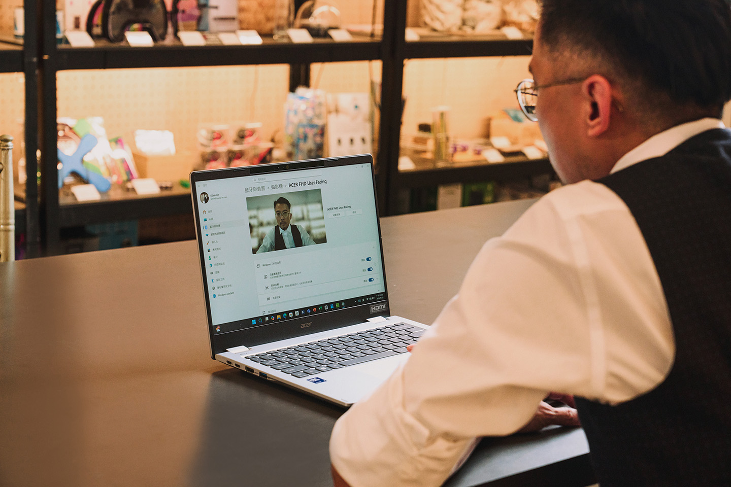 無論是影像還是聲音，TravelMate P4 14 都相當細膩，內建視訊攝影機與陣列式麥克風搭配 Acer PurifiedView 2.0 與 Acer PurifiedVoice 2.0 技術，讓每一次視訊交流都更清晰、專業。