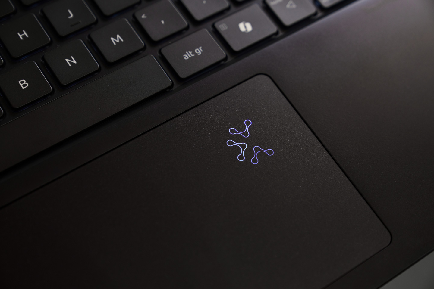 TravelMate P6 14 AI 觸控板右上角設計了一個獨特的指示燈號，當處理器內建的 NPU 正在為 AI 應用進行加速運算時，燈號便會亮起，讓使用者能即時掌握系統的 AI 運行狀態。