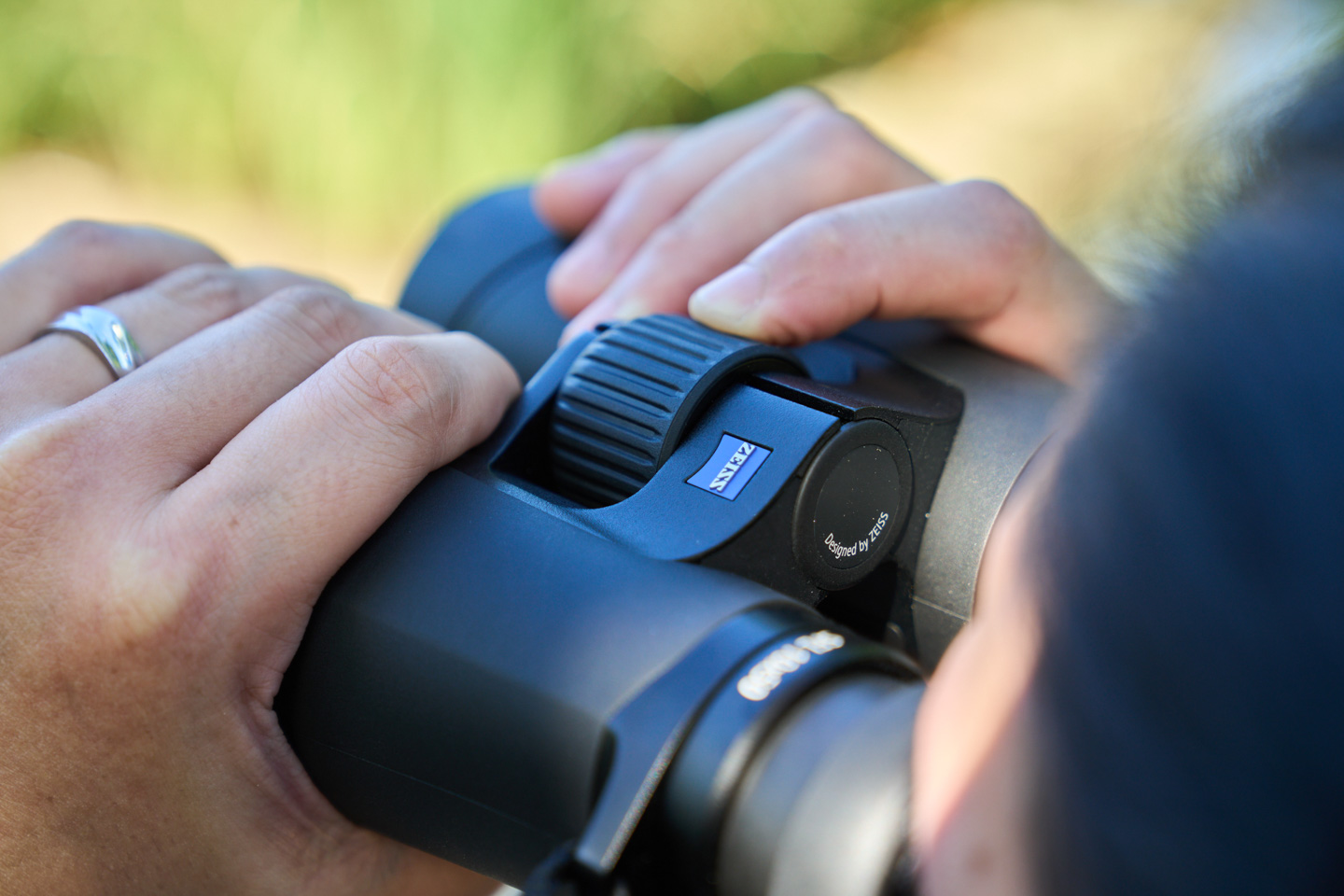 蘇亮宇十分肯定 ZEISS SFL 50 系列的中央對焦輪設計。不僅面積大、位置也十分就手，能讓他在各種情境、狀態下迅速調整到最清晰的視野，就算戴著手套也絲毫不受限。他笑說，已經迫不及待想帶著 SFL 系列前往雪國，在冬季的純白景致中觀察當地美麗的物種。