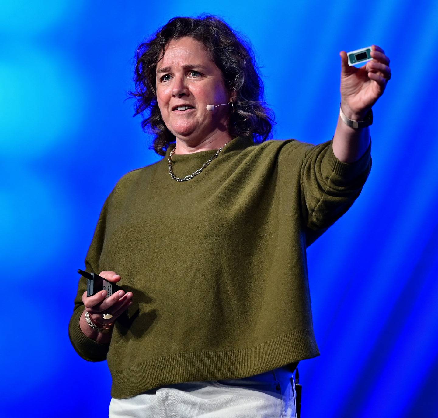 Zivit Katz-Tsameret在活動中展示使用Intel 18A製程節點的Panther Lake處理器。