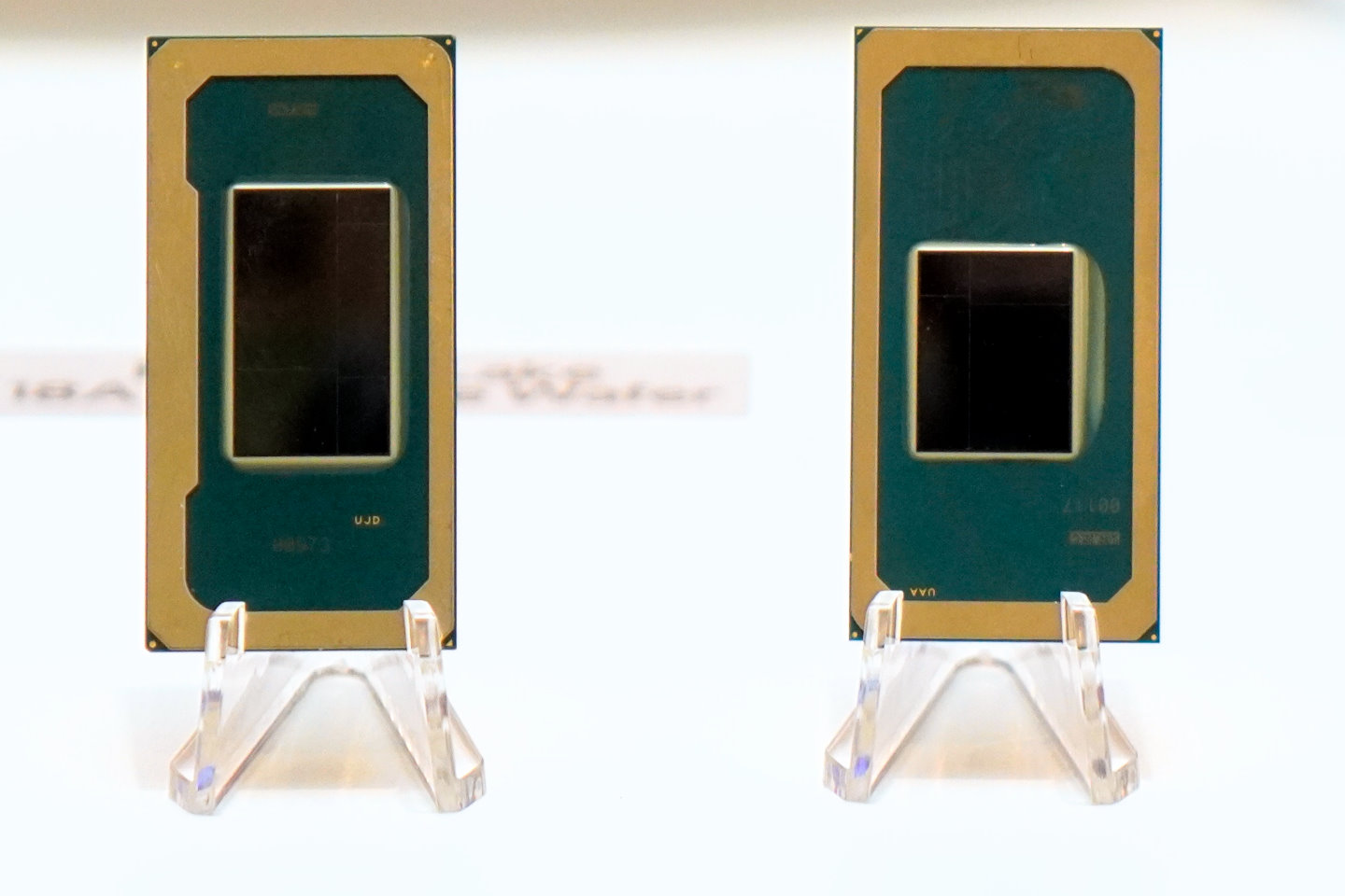 Panther Lake 12 Xe GPU（左）與Panther Lake 4 Xe GPU（右）的裸晶此外從肉眼就可看出明顯差異。