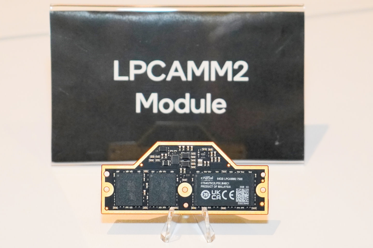 LPDDR5除了有焊死在主機板上的On-Board，也提供LPCAMM2型式模組，讓升級與維修有更大彈性。