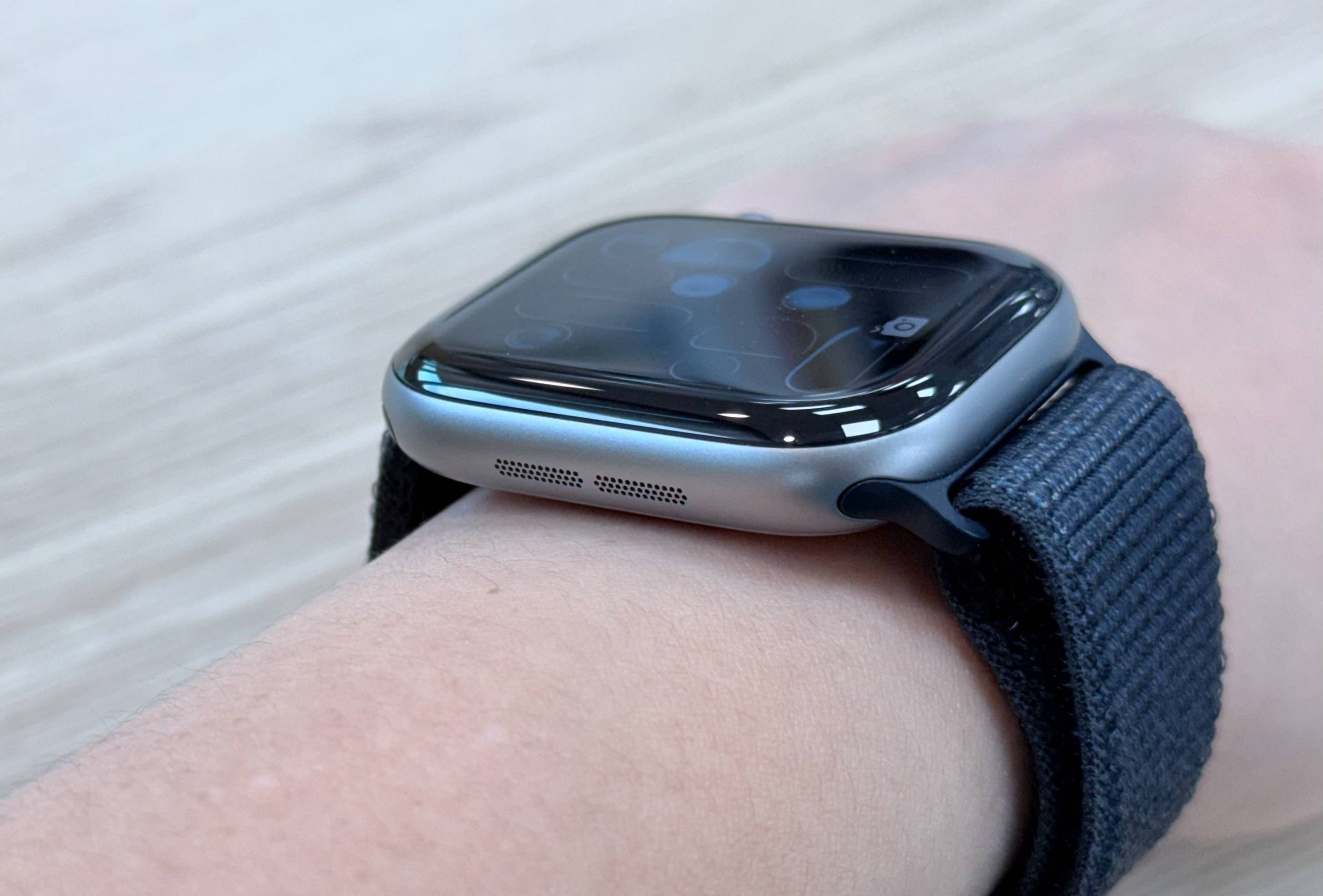 Apple Watch Series 11 厚度維持 9.7mm，配戴感與 Watch Series 10 系列相當，較為服貼手腕，因此不會覺得突兀。