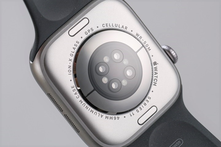 Apple Watch Series 11 提供的血壓偵測通知，主要是透過光學心率感測器持續收集數據，並在系統背景中進行30天分析，進而推算出用戶疑似持續性出現高血壓時會推送通知。