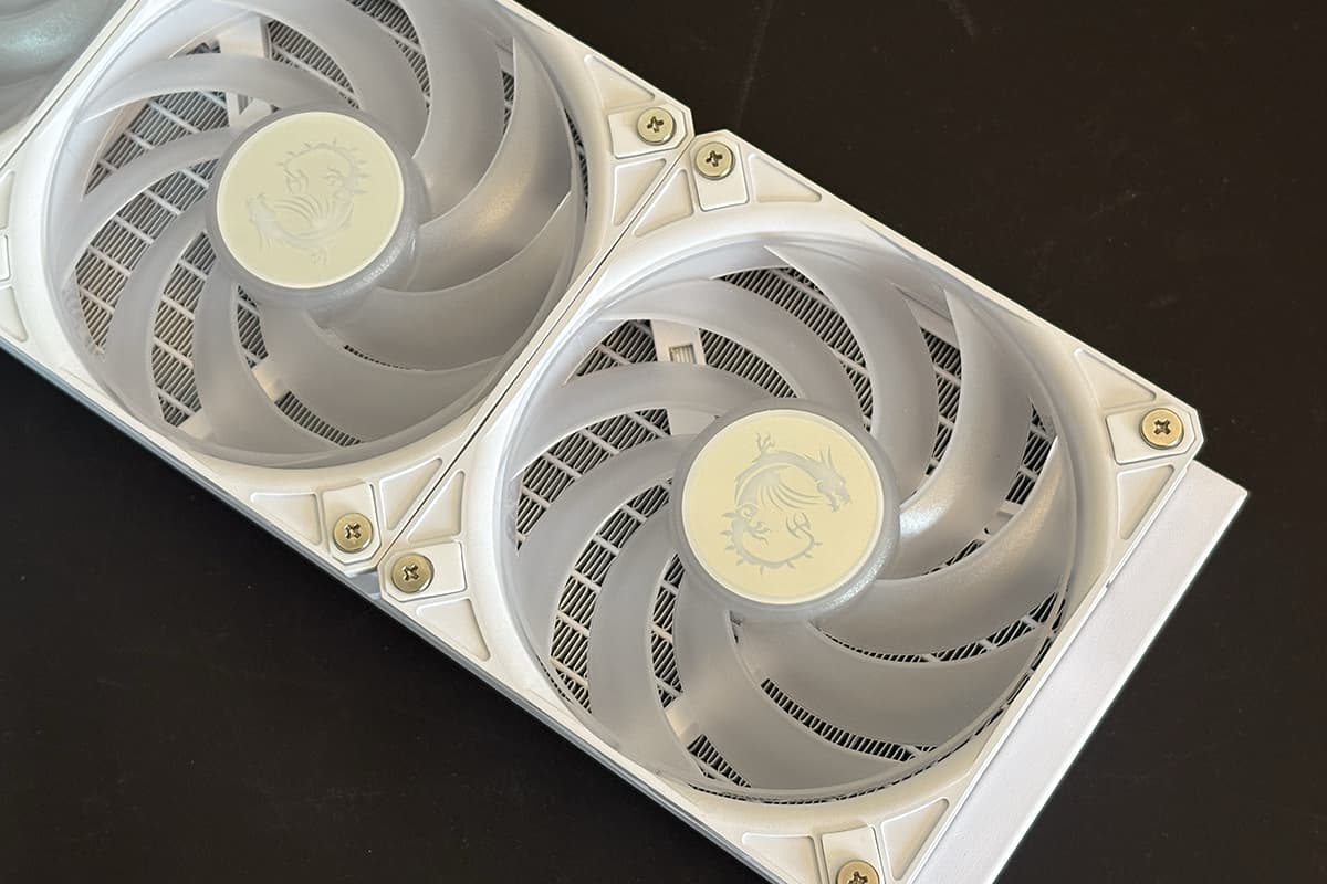 水冷排上的葉片是 CycloBlade 9，除了提高進氣效率外，也會更安靜。實際運轉時確定也很難聽到風扇的聲音，水冷液的流動聲倒是明顯不少。