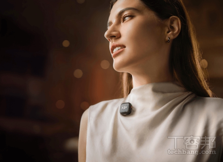 麥克風發射器的重量很重要，如果說話者的衣服材質是軟的，太重的發射器會讓衣服看起來垂垂的不好看。（圖片來源：DJI）