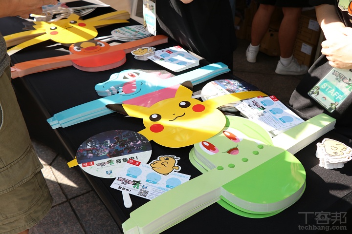 一到會場可先於入口右手邊的服務處免費領取闖關卡與寶可夢設計遮陽紙帽。