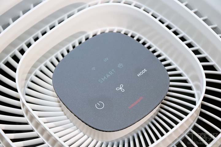 啟動寵物模式時，機頂觸控面板會以寵物腳印圖示示意，直覺又可愛。