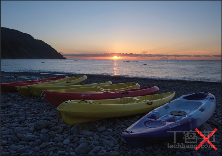 當面對如日出等強光源的場景時，在按下快門前就應先增加曝光補償，才能拍出符合心中預期的影像。