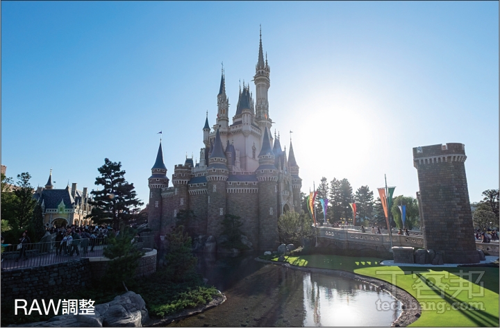 JPG 在後製上不僅捉襟見肘，也容易出現色階斷掉等情況，因此若要讓影像能有更大的後製彈性，建議以 RAW 檔拍攝尤佳。