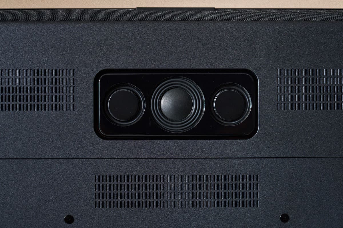 除了獨立聲霸音箱，TV-65Z95BGT 機背上方還配置了三組單體結構，包含低音單體與被動式輻射單體，可強化低頻能量與音場深度。搭配 Dolby Atmos 環繞音效技術，能呈現更具包覆感與臨場感的聲音體驗，使 TV-65Z95BGT 在畫質之餘，亦具備出色的聲音表現。