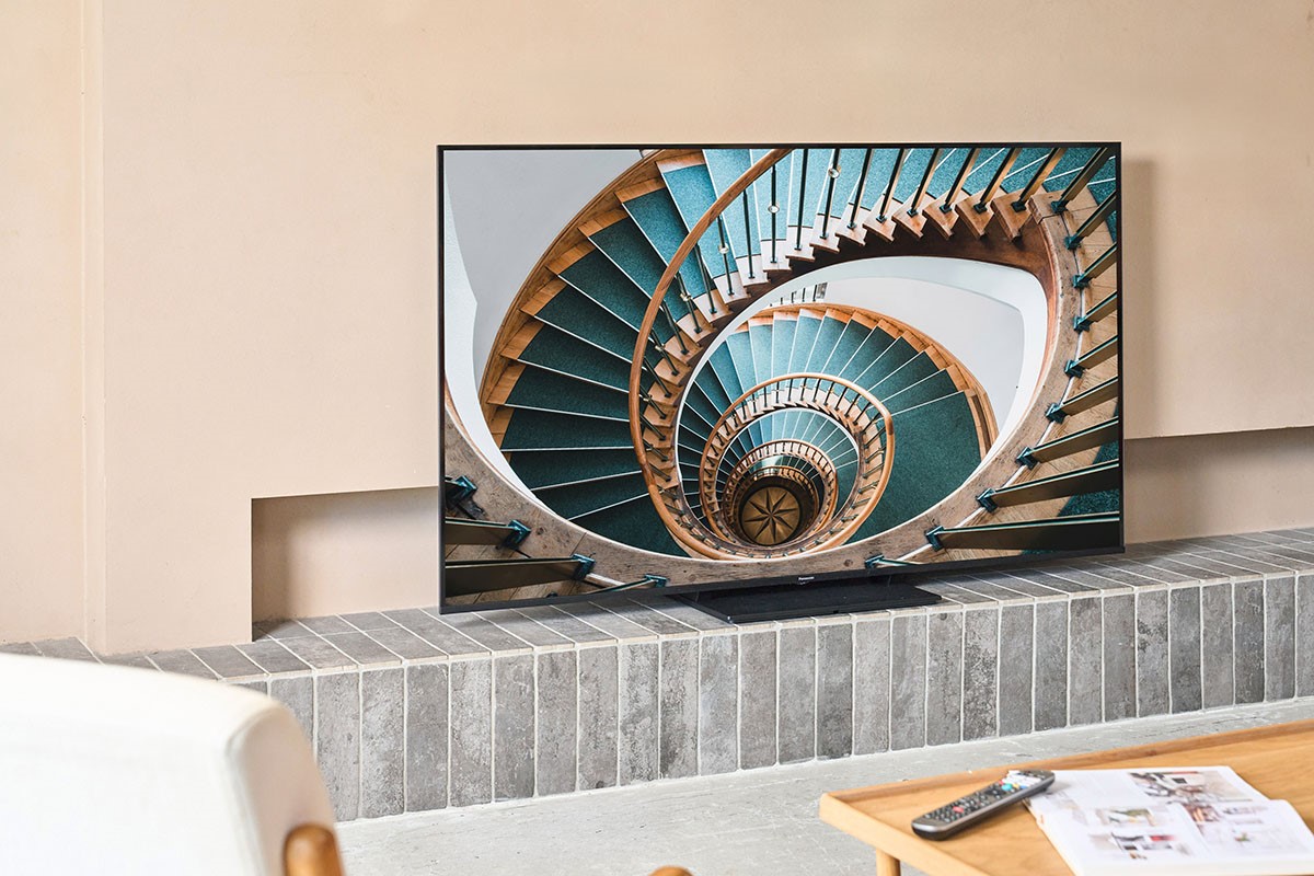 TV-65W95BGT 雖未配備獨立聲霸音箱，但機體內建的音響系統仍具充足輸出功率，能穩定呈現細緻的中高頻表現，整體聲音清晰度與定位感表現良好。