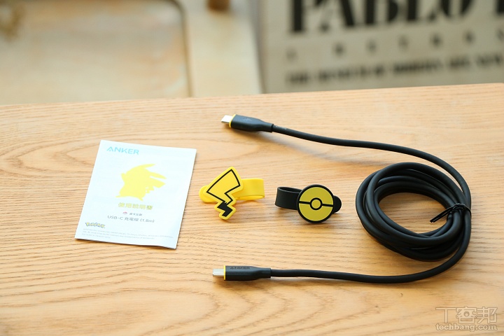 A8553 240W快充線材搭造型束線帶組則內含皮卡丘款 USC-C 充電線、原創設計束線帶 x 2 和使用說明書。