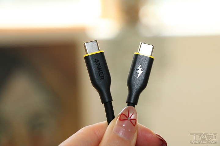 A8553 快充線採用雙 USB-C 埠，值得留意的是，小細節處更以閃電圖示和 Anker Logo 壓紋設計，此外，其支援 240W 高功率輸出可應對手機、筆電等各種設備快速充電。 ▲ A8553 快充線採用雙 USB-C 埠，值得留意的是，小細節處更以閃電圖示和 Anker Logo 壓紋設計，此外，其支援 240W 高功率輸出可應對手機、筆電等各種設備快速充電。