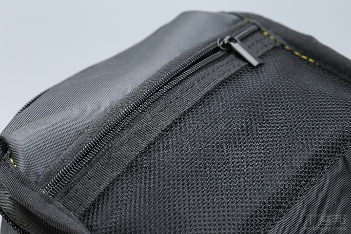 ▼ 收納包內部分層設計：內層以黑色布材與網狀口袋設計，方便分類放置線材、耳機、化妝品等隨身小物。