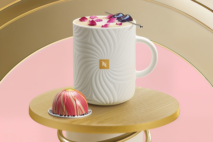 Nespresso 將「設計」化為生活藝術，推出「節慶限量咖啡馬克杯」（建議售價1,120元）以咖啡花圖騰為靈感，結合浮雕工藝細節，體現「讓設計融入生活」的品牌精神。