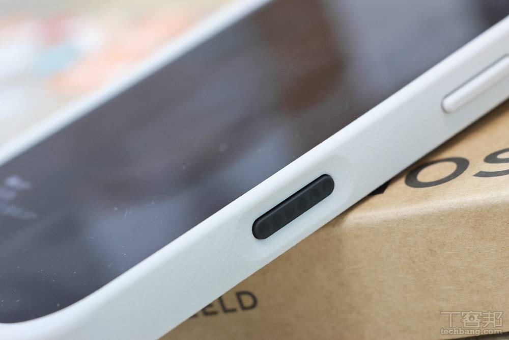 按鍵採用奈米碳管電容式材質，按壓手感接近原機鍵位。