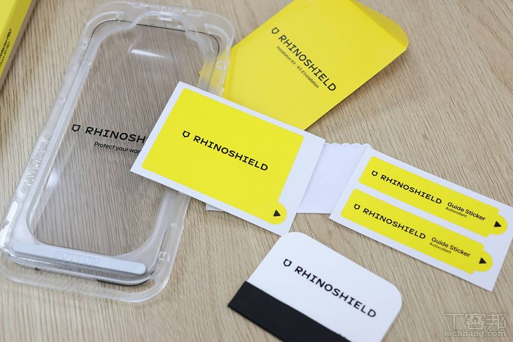 保護貼包裝內有完整的安裝配件，可以自己在家 DIY 貼保護貼。