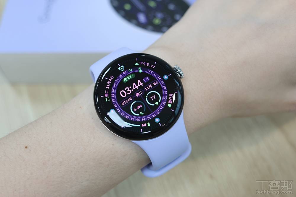新的 Material 3 Expressive 設計語言讓錶面畫面更生動，配色也很獨特。