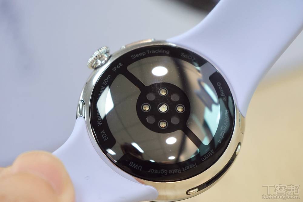 內建指南針、測高儀、紅外線感應器、多功能電子感應器、多徑光學心率感應器、三軸式加速度計、陀螺儀、環境光感應器、電子感應器、遠距皮膚溫度感應器、氣壓計、磁力儀。