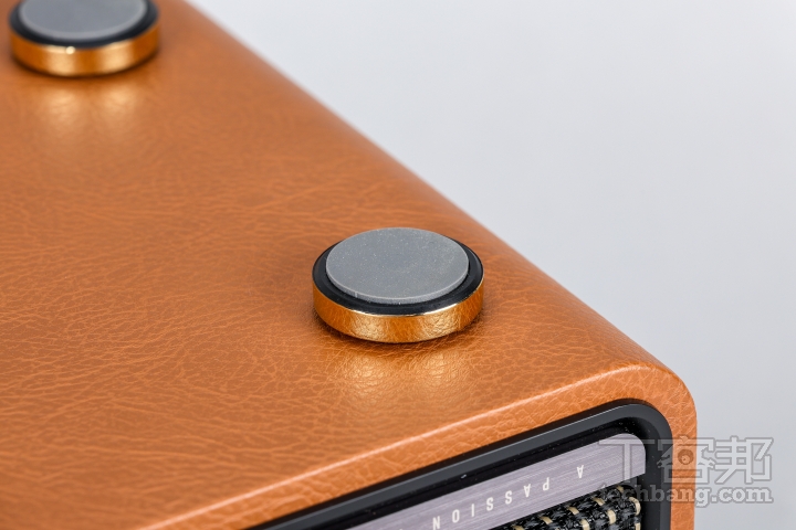 金屬腳座提高音箱的穩定性，防止音箱振動傳遞到地板，提升聲音純淨度。