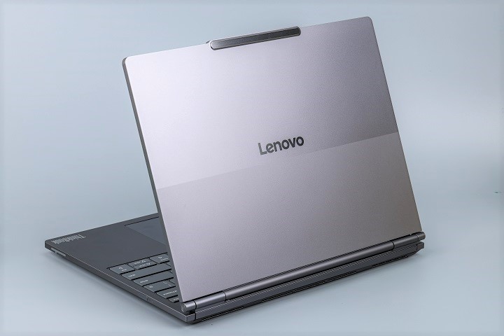 機身由鋁金屬打造，上蓋採分區陽極處理，中間為 Lenovo 文字雷雕，整體抗指紋效果表現不錯。