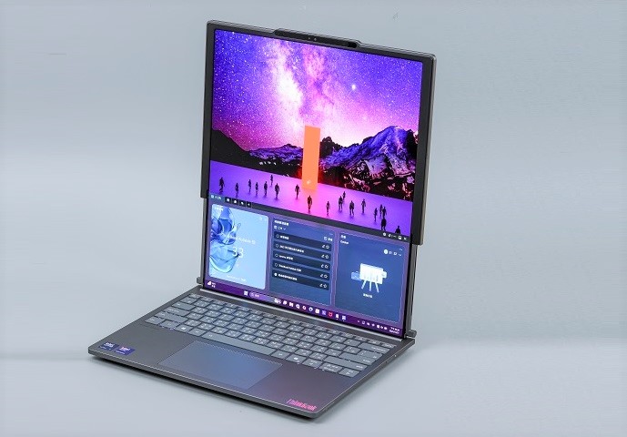 在展開為 16.7 吋螢幕後，會自動開啟內建「ThinkBook Workspace」工具。