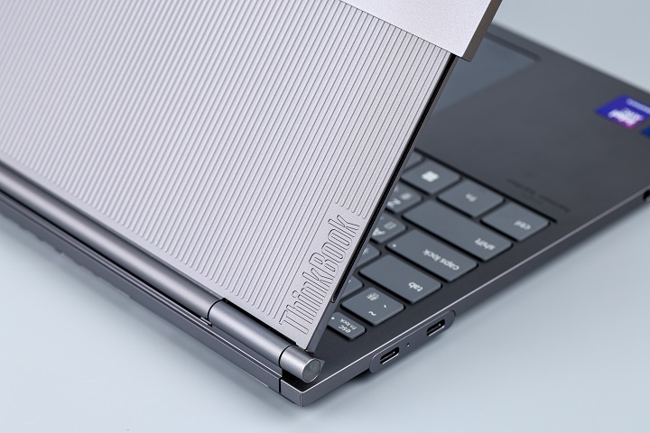 在展開捲軸螢幕後，機身上蓋會向上推 10 公分左右，並露出下層的背板，這裡還可以看到「ThinkBook」的標誌蝕刻在角落。