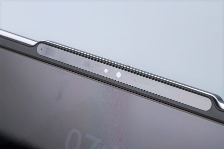視訊鏡頭則結合 500 萬畫素 IR 紅外線攝影機與 ToF 感應器，支援 Windows Hello 臉部辨識，透過撥桿式設計，可以快速遮蔽鏡頭。