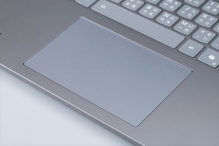 觸控板的面積大約為 12 x7.5（mm），反應靈敏，並支援手勢操作。