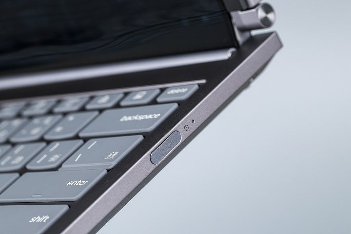 機身右側的電源鍵則整合指紋辨識功能，支援 Windows Hello 登入。