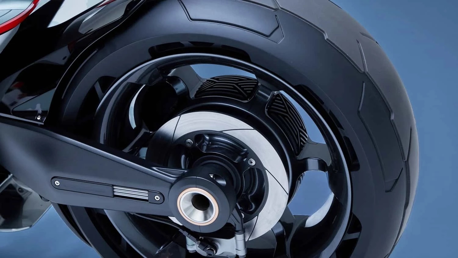 本田秀出未來摩托車新概念：EV Outlier 全輪驅動、輪轂馬達、雙螢幕設計