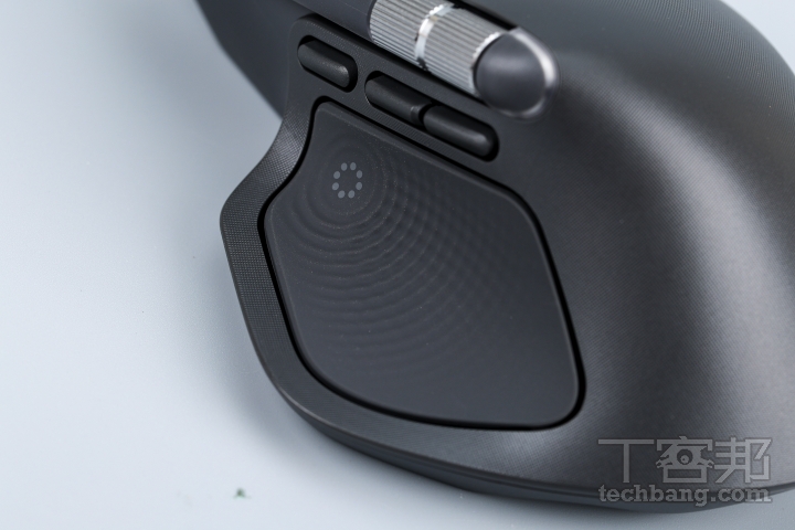 觸覺感應面板震動回饋帶來明確的沉浸感，面板上還加入 Actions Ring 動作環鍵。